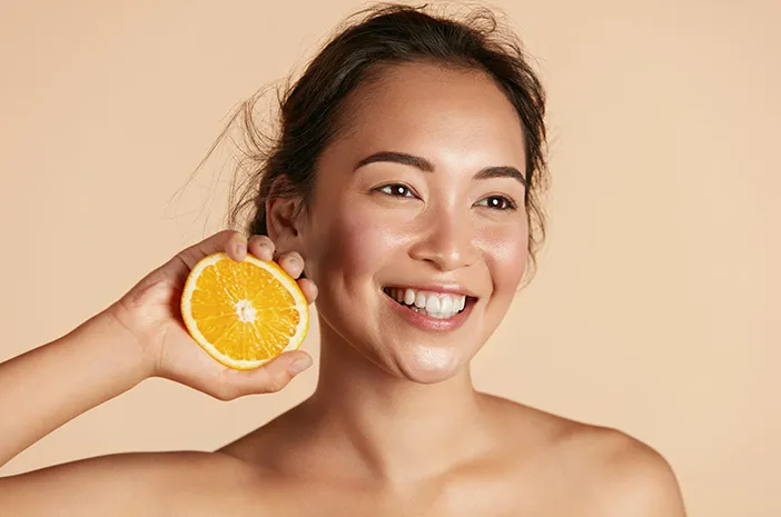Tak Sekadar Buah, Ini Cara Vitamin C Menyelamatkan Kulitmu Setiap Hari