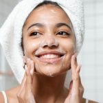 Bangun Tidur Langsung Glowing? Ini Rutinitas Perawatan Kulit yang Bekerja di Malam Hari