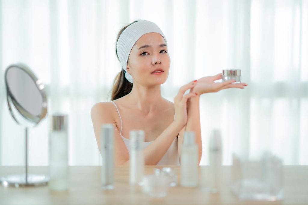 Kulit Lebih Kencang, Umur Tetap Jalan: Bahan Aktif Anti-Aging Wajib Coba