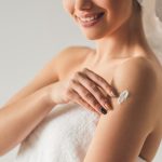 Ingin Kulit Cerah Instan? Simak Dulu Risiko dan Fakta Seputar Bleaching Badan