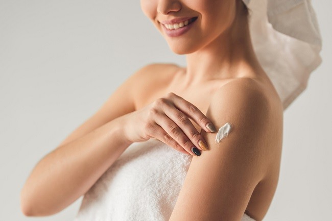 Ingin Kulit Cerah Instan? Simak Dulu Risiko dan Fakta Seputar Bleaching Badan