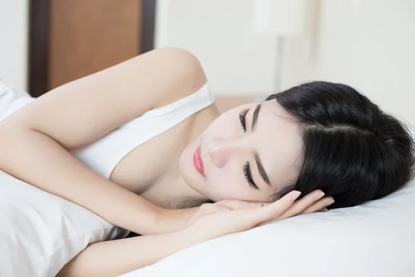Beauty Sleep Itu Nyata: Begini Cara Tidur yang Bikin Wajah Glowing