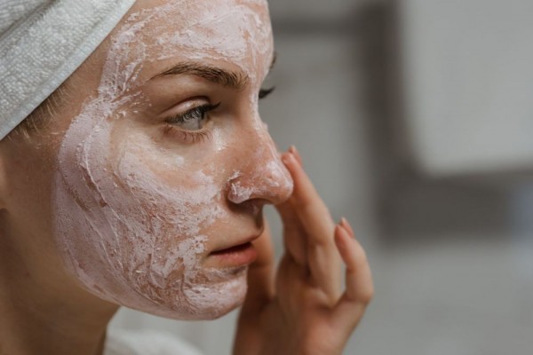 5 Rekomendasi Scrub Wajah Terbaik untuk Kulit Glowing dan Bebas Kusam