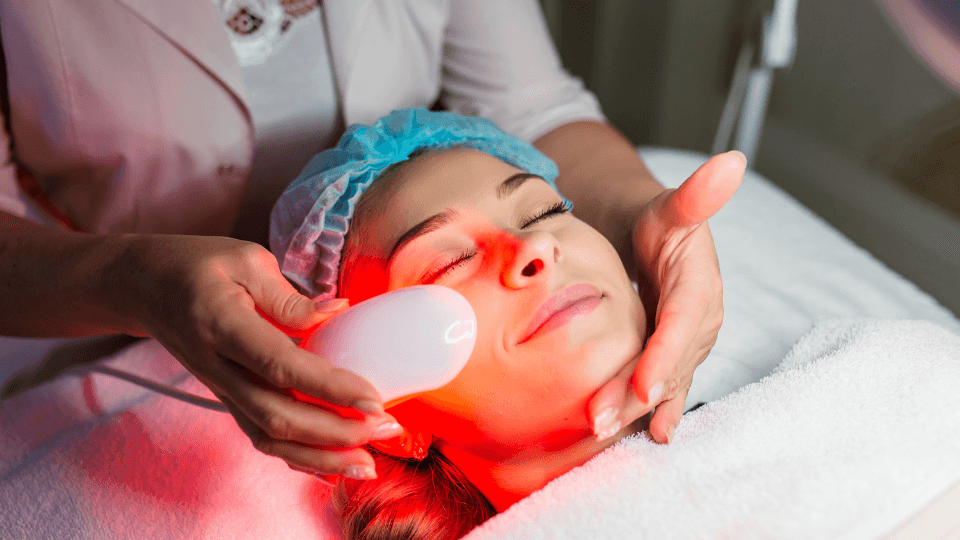 Manfaat Red Light Therapy: Teknologi Modern untuk Kulit Sehat dan Awet Muda