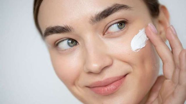 Pakai Tretinoin untuk Perawatan Kulit? Kenali Risiko dan Efek Sampingnya
