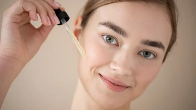 Kulit Kering tapi Berminyak? Ini Urutan Skincare Terbaik untuk Kulit Kombinasi