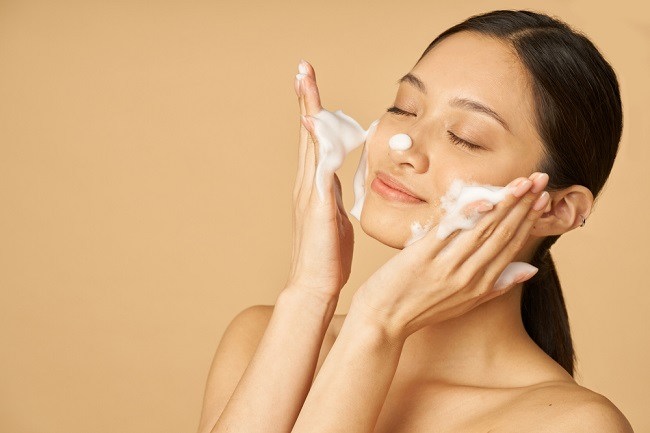 Baru Mulai Skincare? Ini 3 Tahapan Dasar yang Wajib Kamu Lakukan